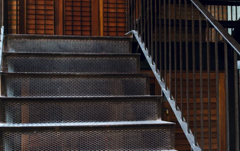 Malowanie schodów metalowych – jak wykonać, jakiej farby użyć?
