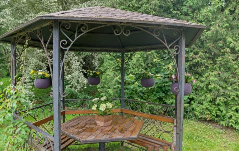 Czym zabezpieczyć i pomalować metalową altanę w ogrodzie? (cz. 1)