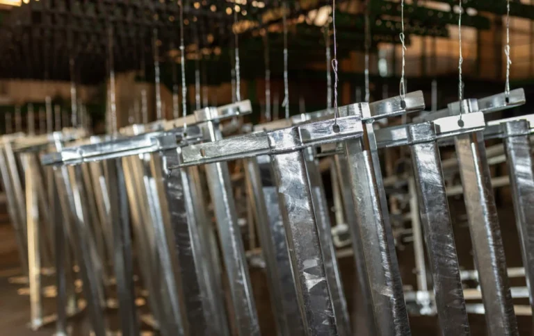 Cynkowanie – co to jest, kiedy się je stosuje i jakie są jego rodzaje?