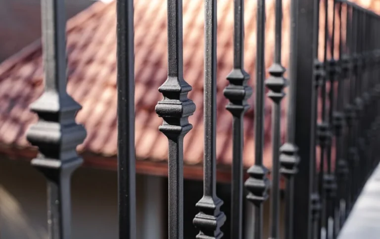 Jaką farbę wybrać do renowacji balustrady balkonowej?