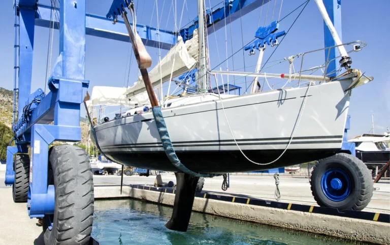 Renowacja łódki – kiedy ją przeprowadzić, jakich preparatów użyć?